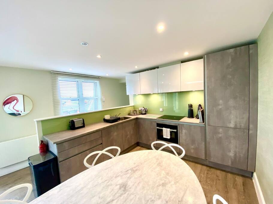 Stunning 3 Bedroom Penthouse Apartment - Free Parking & Wifi - 1 Minute Walk To Poole Quay - Great Location - Free Parking - Fast Wifi - Smart Tv - Newly Decorated - Sleeps Up To 6! Close To Poole & Bournemouth & Sandbanks Exterior foto
