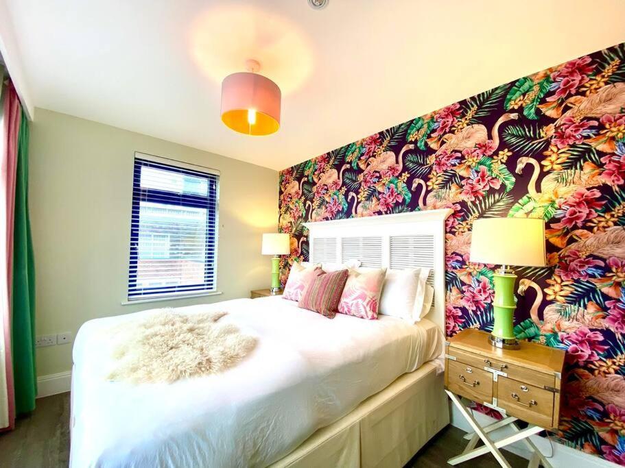 Stunning 3 Bedroom Penthouse Apartment - Free Parking & Wifi - 1 Minute Walk To Poole Quay - Great Location - Free Parking - Fast Wifi - Smart Tv - Newly Decorated - Sleeps Up To 6! Close To Poole & Bournemouth & Sandbanks Exterior foto