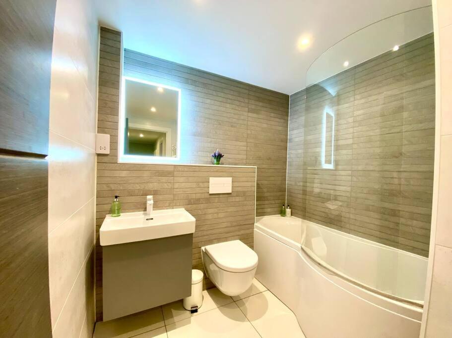 Stunning 3 Bedroom Penthouse Apartment - Free Parking & Wifi - 1 Minute Walk To Poole Quay - Great Location - Free Parking - Fast Wifi - Smart Tv - Newly Decorated - Sleeps Up To 6! Close To Poole & Bournemouth & Sandbanks Exterior foto