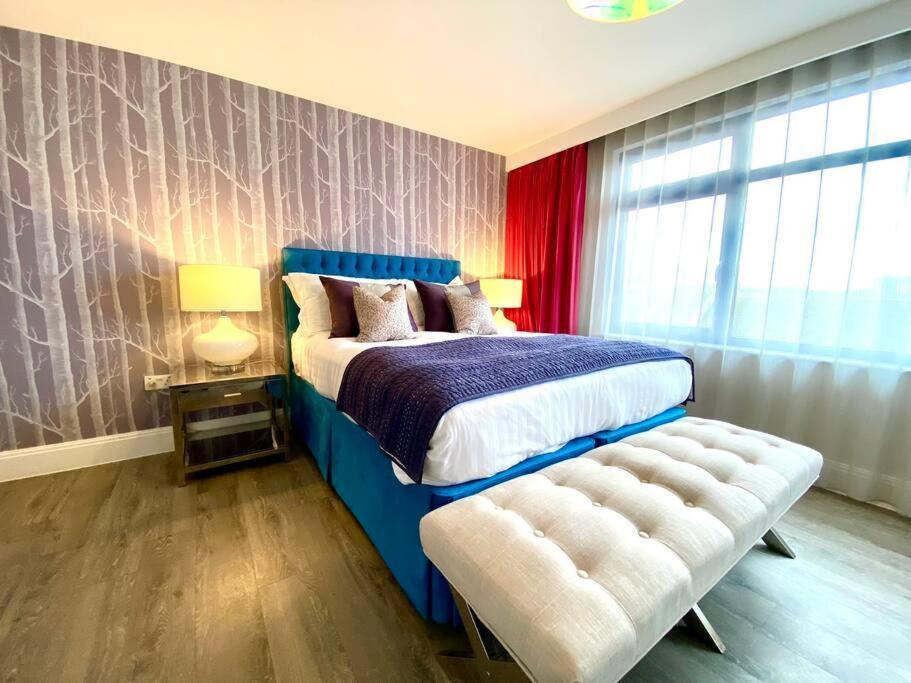 Stunning 3 Bedroom Penthouse Apartment - Free Parking & Wifi - 1 Minute Walk To Poole Quay - Great Location - Free Parking - Fast Wifi - Smart Tv - Newly Decorated - Sleeps Up To 6! Close To Poole & Bournemouth & Sandbanks Exterior foto